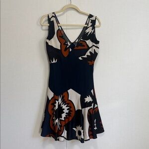 Stylish Diane Von Furstenberg Women's Dress with Bold Print. Silk size 2